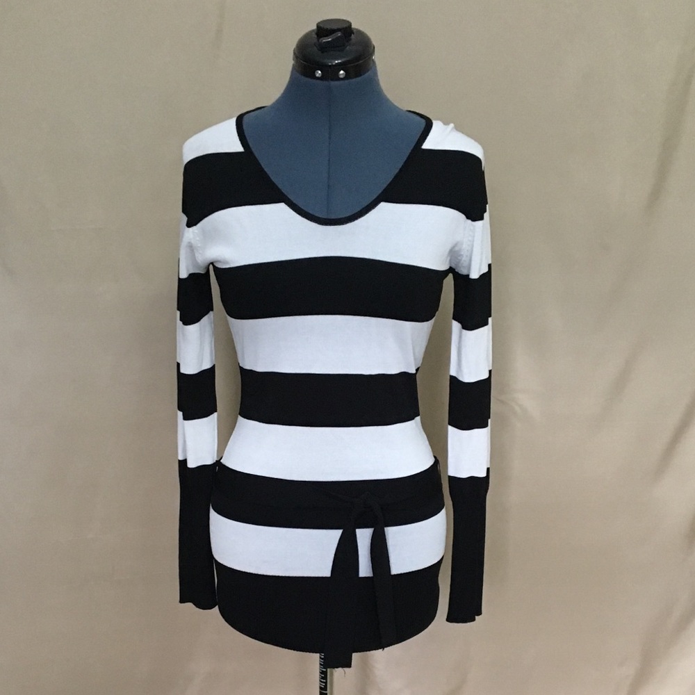 ⭐️Like New⭐️ Maurices Long Sleeve Top with Belt